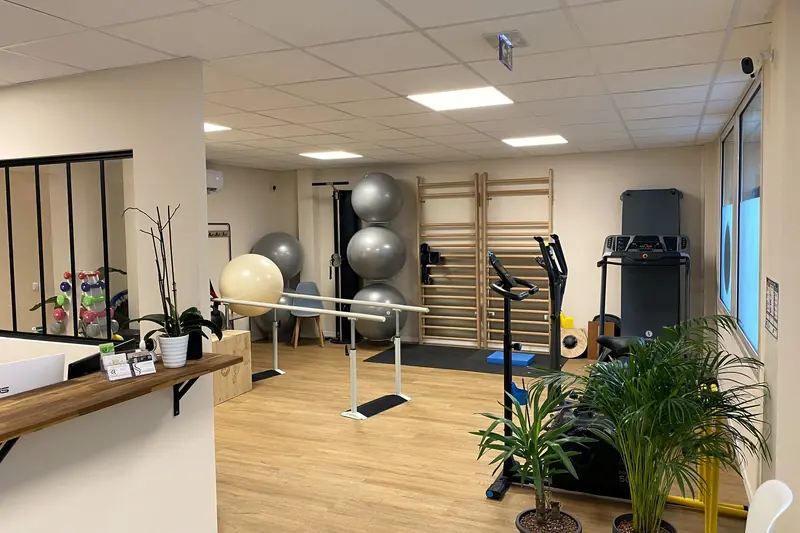 Le plateau de rééducation du cabinet CR Santé : barres parallèles, espaliers, tapis de course et plantes