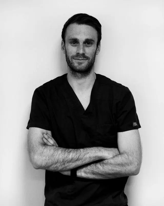 Nicolas Rossi, masseur-kinésithérapeute, à l'écran d'une séance de télésoin